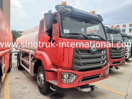 SINOTRUK Oil Transport Truck With Manhole Cover and Breath Valve 10000L Volume