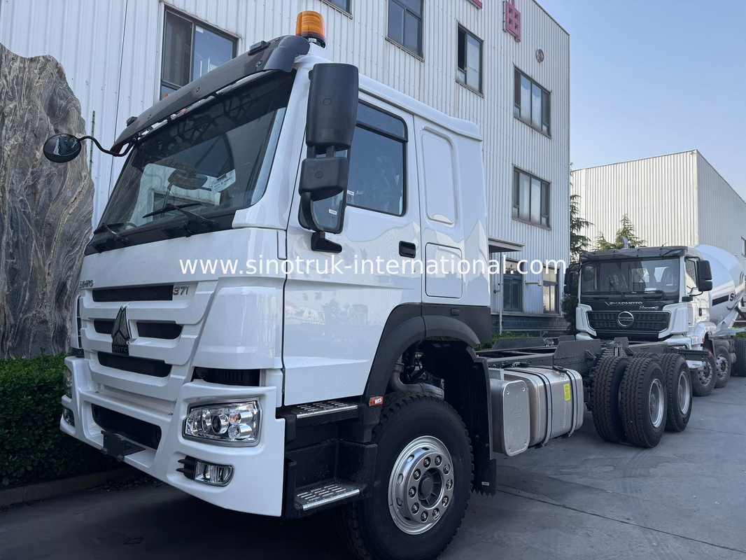 SINOTRUK HOWO Шасси грузовика SINOTRUK двигатель 371HP 6 × 4 RHD со световым предупреждением, используемый в грузовиках грузовых грузовиков Водокаров