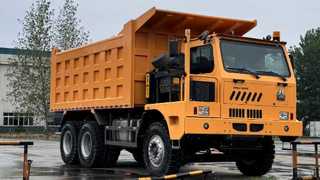 Посмотреть демонстрацию карьерного самосвала 6×4 90 тонн, 430 л.с. с погрузочно-разгрузочным механизмом